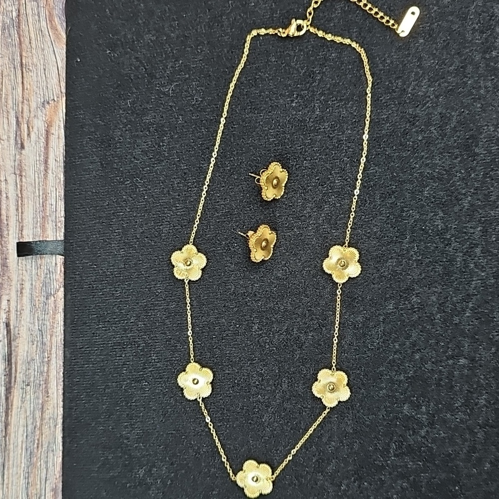NEW 18KGP 16" CLOVER MOTIF NECKLACE WITH MATCHING CLOVER MOTIF STUD EARRINGS - Picture 3 of 12